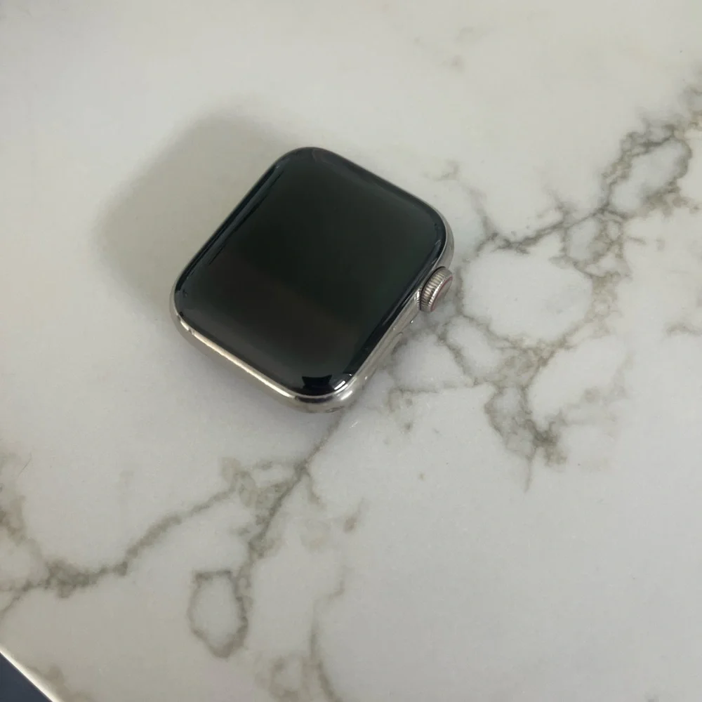Apple Watch Series 6 in Silver - Picture 1 of 11